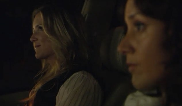 17 – Bette geeft haar assistent Nadia (de welbekende Grey’s Anatomy ‘Arizona’ Jessica Capshaw) een RITJE naar huis.
