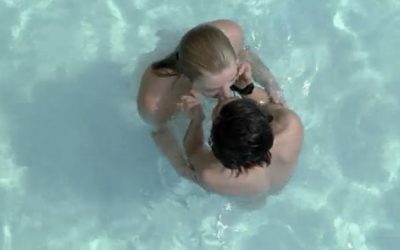 41  – Shane’s eerste vrijscene in Bette en Tina’s zwembad…Jenny woont er net en kijkt stiekem toe vanachter de schutting
